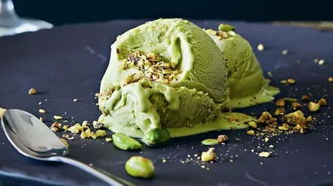 تصویر 2 از بستنی پسته رویال با پسته های آجیلی و شیر بادام